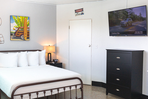 Studio Suite with Queen Bed, Kitchenette, Pool View Photo 1