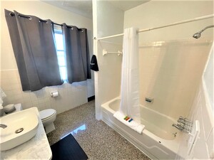 Studio Suite with Queen Bed, Kitchenette, Pool View Photo 5